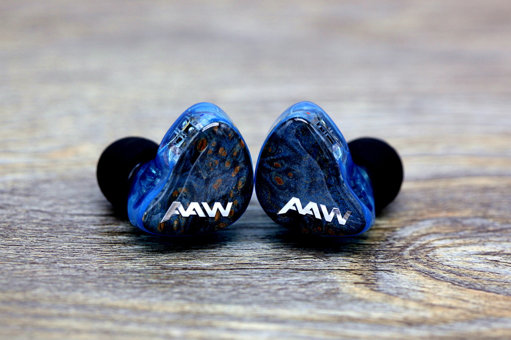  AXH 1动圈4动铁定制公模入耳耳机（AAW）